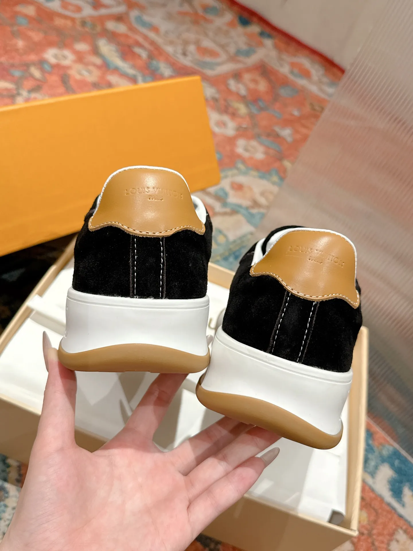👟👟Ex-factory price 640👟👟 LV men's new tilt sneakers, classic catwalk style, air-glue technology, very comfortable on the feet. Luxurious materials, fine workmanship, European made English letters printed on the midsole, the upper is made of calfskin, the side is decorated with the brand LOGO and signature, the latest latex foot pads ➕ mesh lining, the foot feels super comfortable. Two-color TPU combination outsole. Packing process Goodyear stitched seam fabric: first-layer cowhide, lining: customized silky mesh lining-first-layer silk cowhide lining Bottom thickness: 0.5cm ☑️size: men's 39-44 (45 customized, non-returnable)